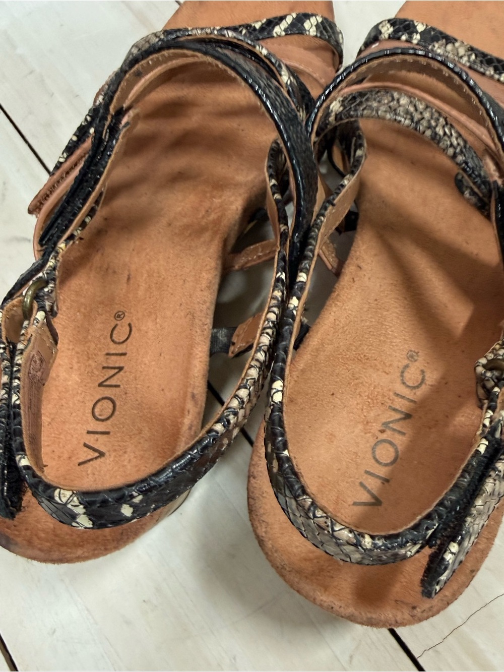 VIONIC Women’s Strappy Wedge Sandals Size 8 - Picture 2 of 6